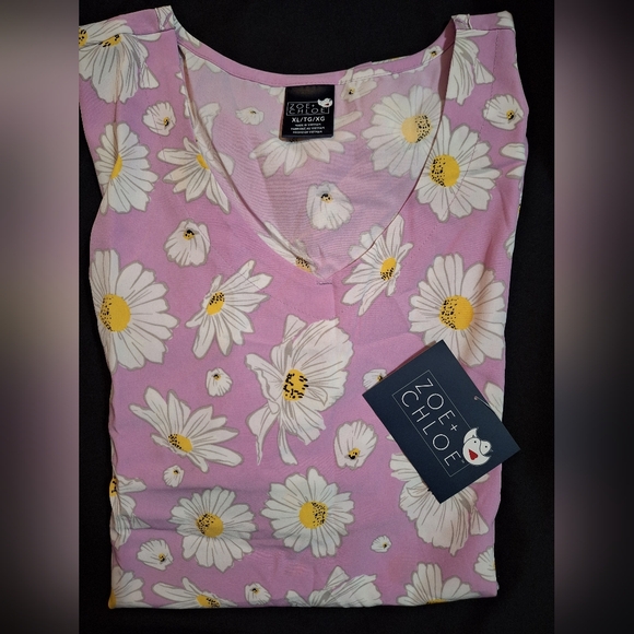 Zoe and Chloe Daisy Scrubs Top - Picture 2 of 3